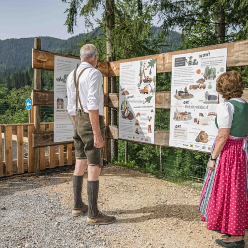 Foto der Eröffnungsfeier im Waldpark Hochreiter, bei der die neue Beschilderung von erklär's mir präsentiert wird, mit Wald im Hintergrund