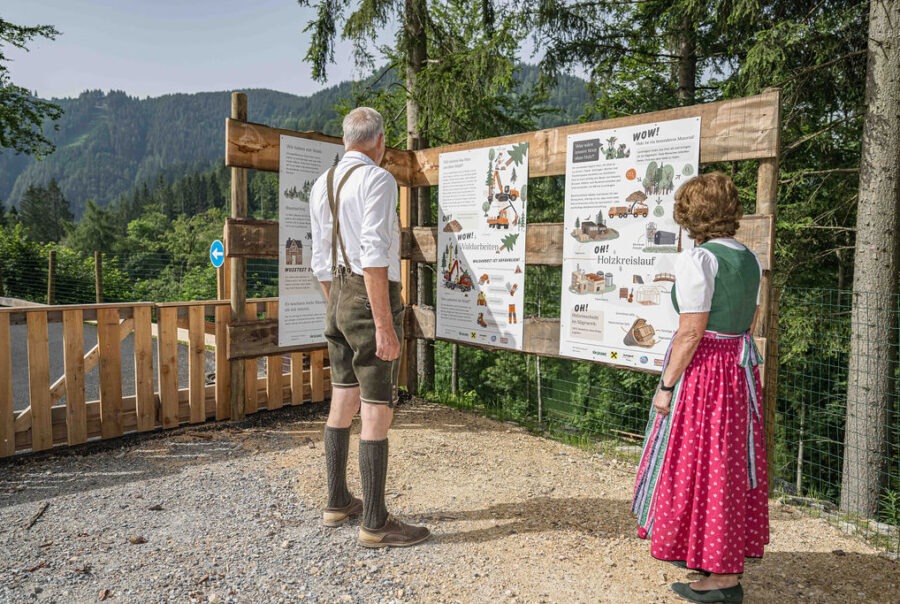 Foto der Eröffnungsfeier im Waldpark Hochreiter, bei der die neue Beschilderung von erklär's mir präsentiert wird, mit Wald im Hintergrund