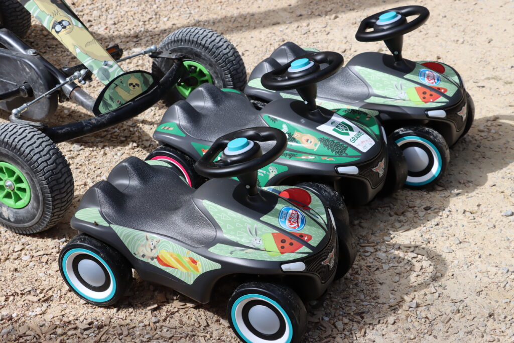 Illustrative Beklebung eines Tretautos mit den Charakteren des Waldpark Hochreiter