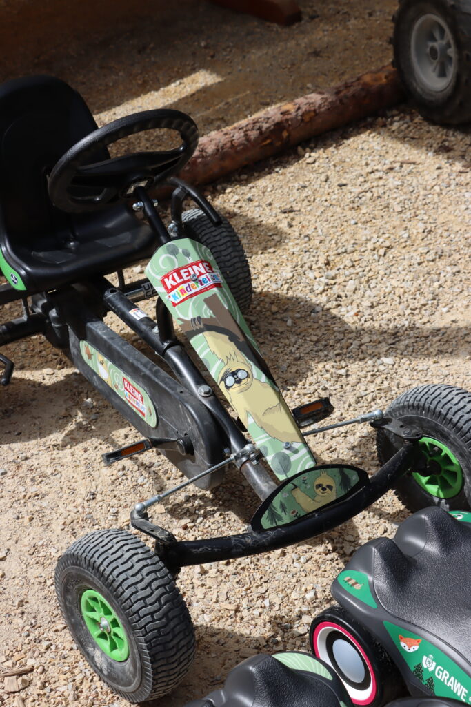 Illustrative Go Kart Beklebung mit den Charakteren des Waldparks