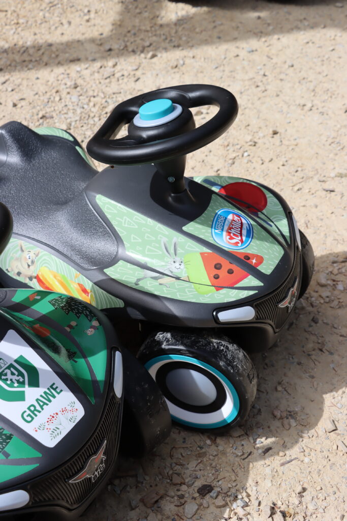 Illustrative Beklebung eines Tretautos mit den Charakteren des Waldpark Hochreiter