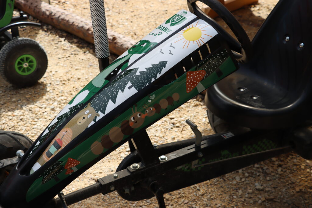 Illustrative Go Kart Beklebung mit den Charakteren des Waldparks