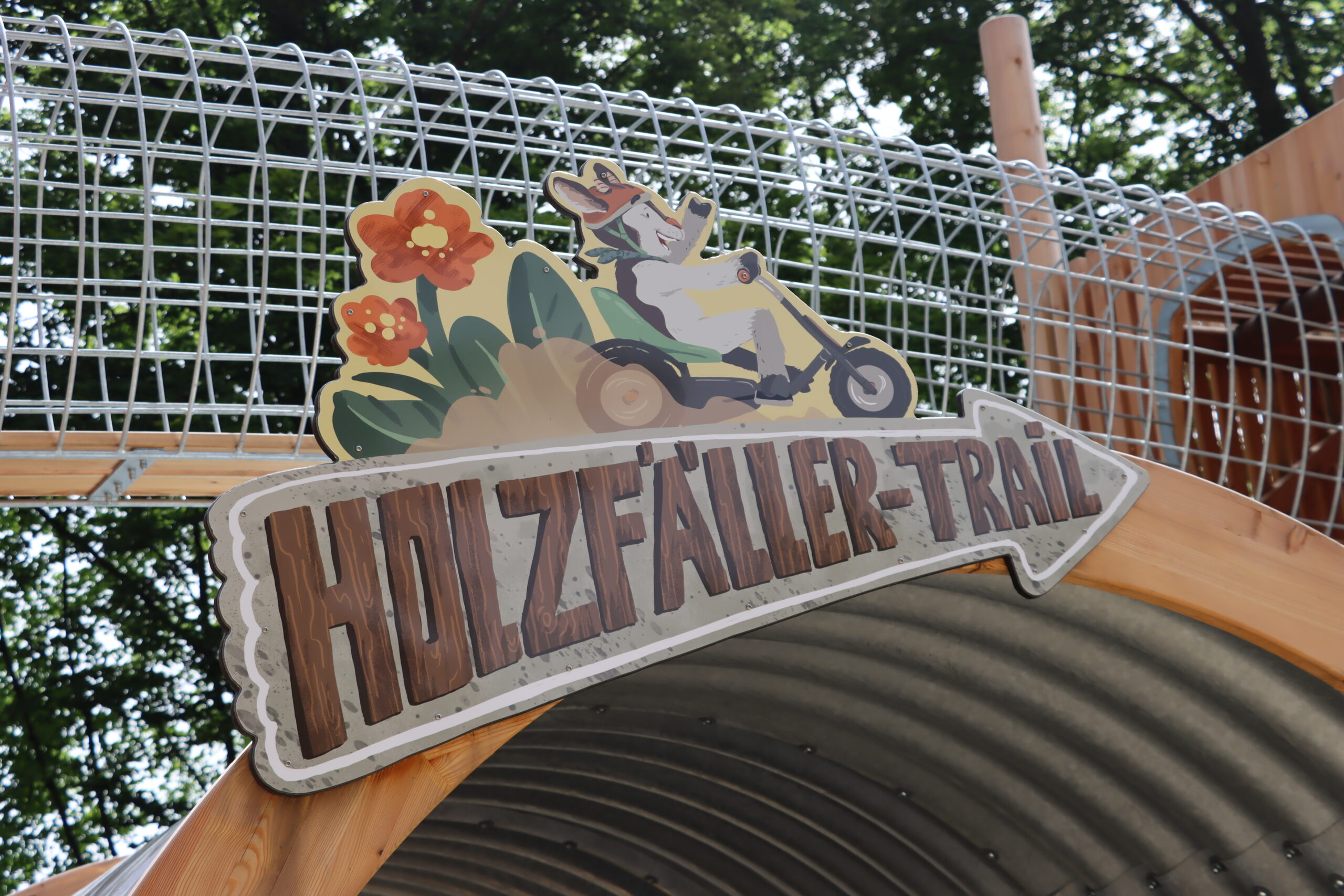Schild, das zum Holzfäller Trail führt