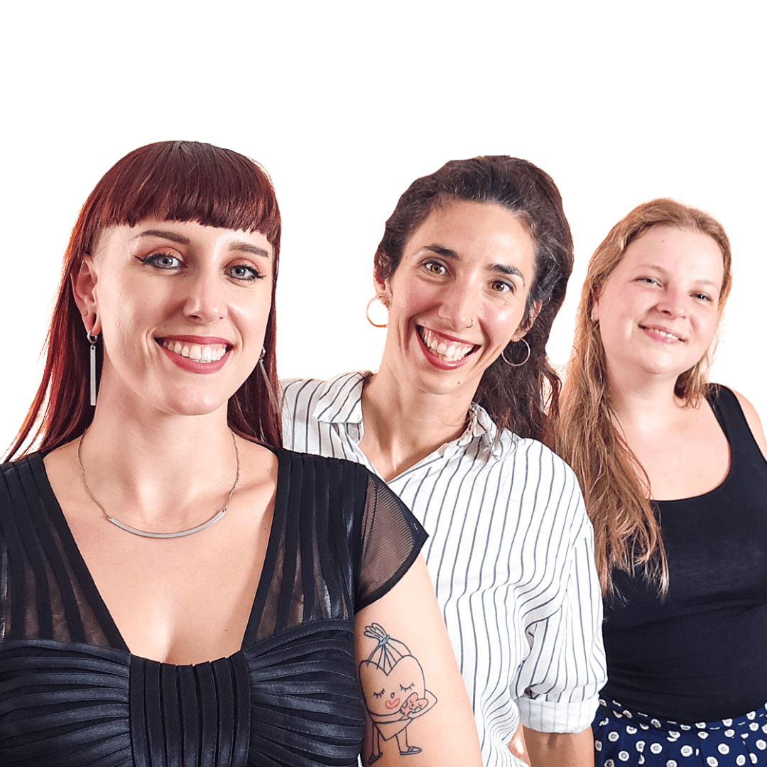 Fotografie des Teams von erklär’s mir, zeigt Laura Schindler, Veronika Götz und Bernadette Pößnicker.