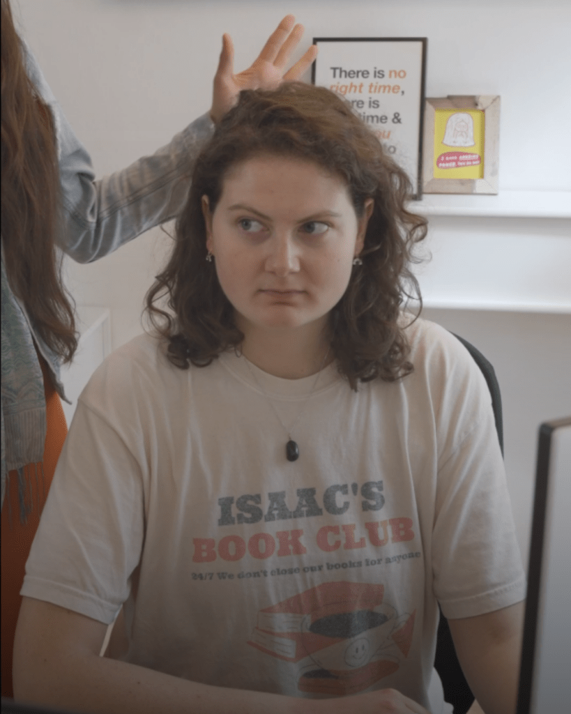 Im März konnten wir unser Wissen über die Führung von kreativen Unternehmen und das kreative Arbeiten in einem 1:1 Austausch an unsere Praktikantin Chrissi weitergeben. Wir bleiben offen für Inputs von jungen Kreativen und geben dafür gerne die Chance, sich kreativ auszuprobieren. Danke für deinen Input! 😉