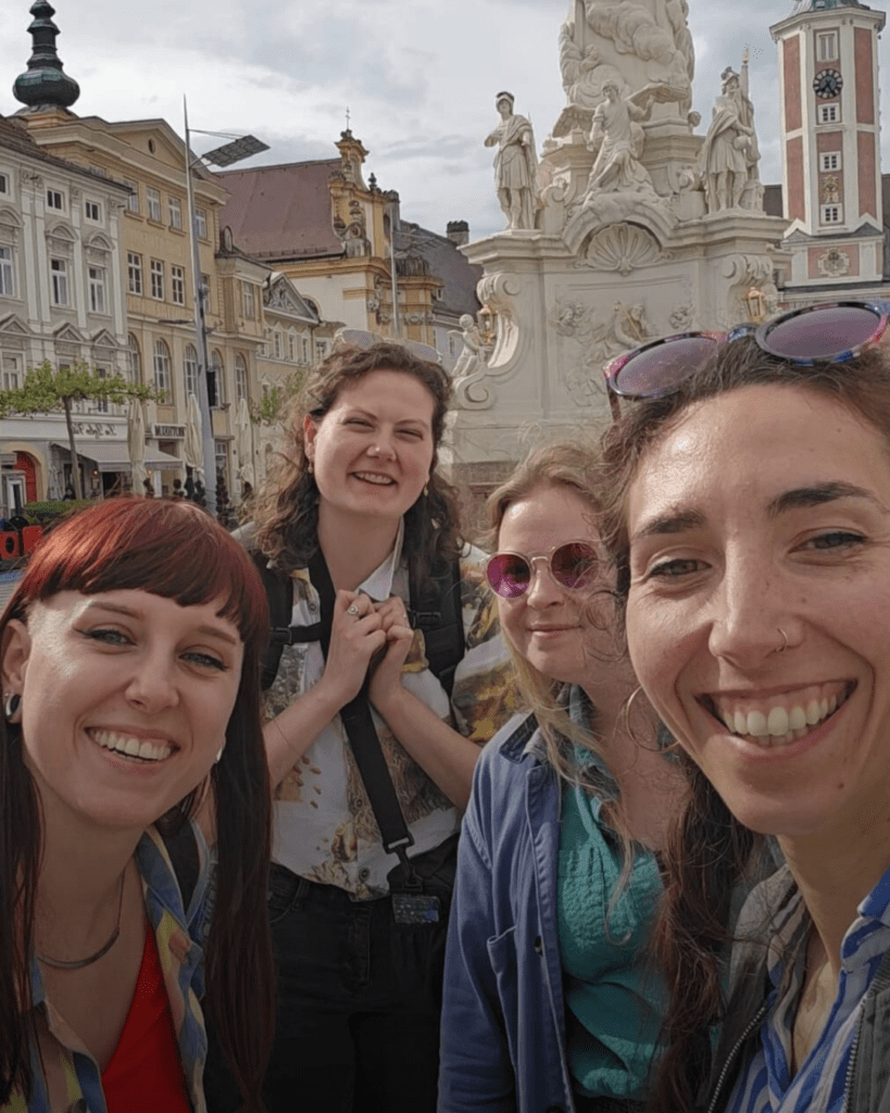 Ein legendärer Tag in St. Pölten: Zum ersten Mal war eines unserer Videos als Werbespot auf der großen Leinwand zu sehen. Großes Bild, dunkler Kino-Saal, Herzklopfen. Die von uns gestaltete Sympathiefigur „Socky“ erklärt mit Humor, wie Kleidung richtig gespendet wird – und wir waren ziemlich stolz. Ein Moment, der bleibt.