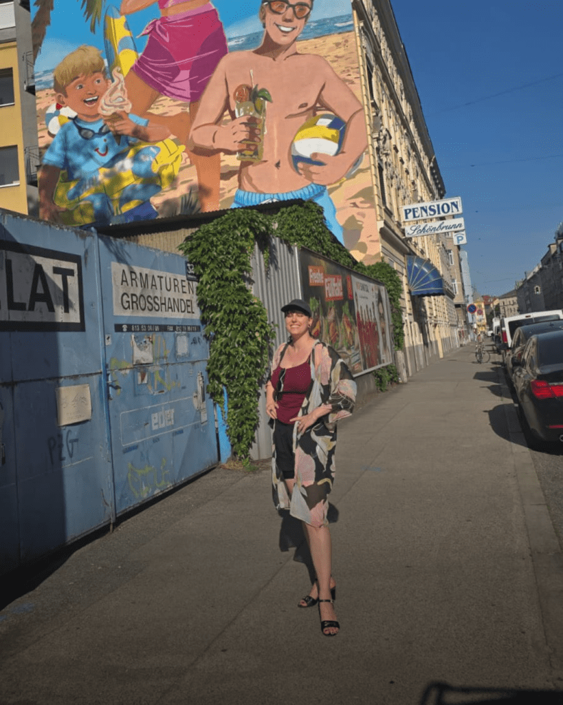 Die Sonne lacht, der Sommer klopft an – und wir bewundern Lauras Keyvisual für TUI, das als riesiges Mural an einem Grazer Standort umgesetzt wurde. Kreativität auf Beton. Lieben wir.