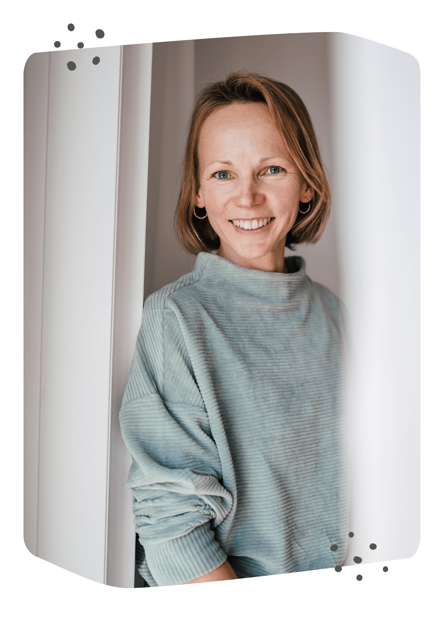 Portraitfoto von Doris Steiner. Branding, Design & Strategie - Studio Do