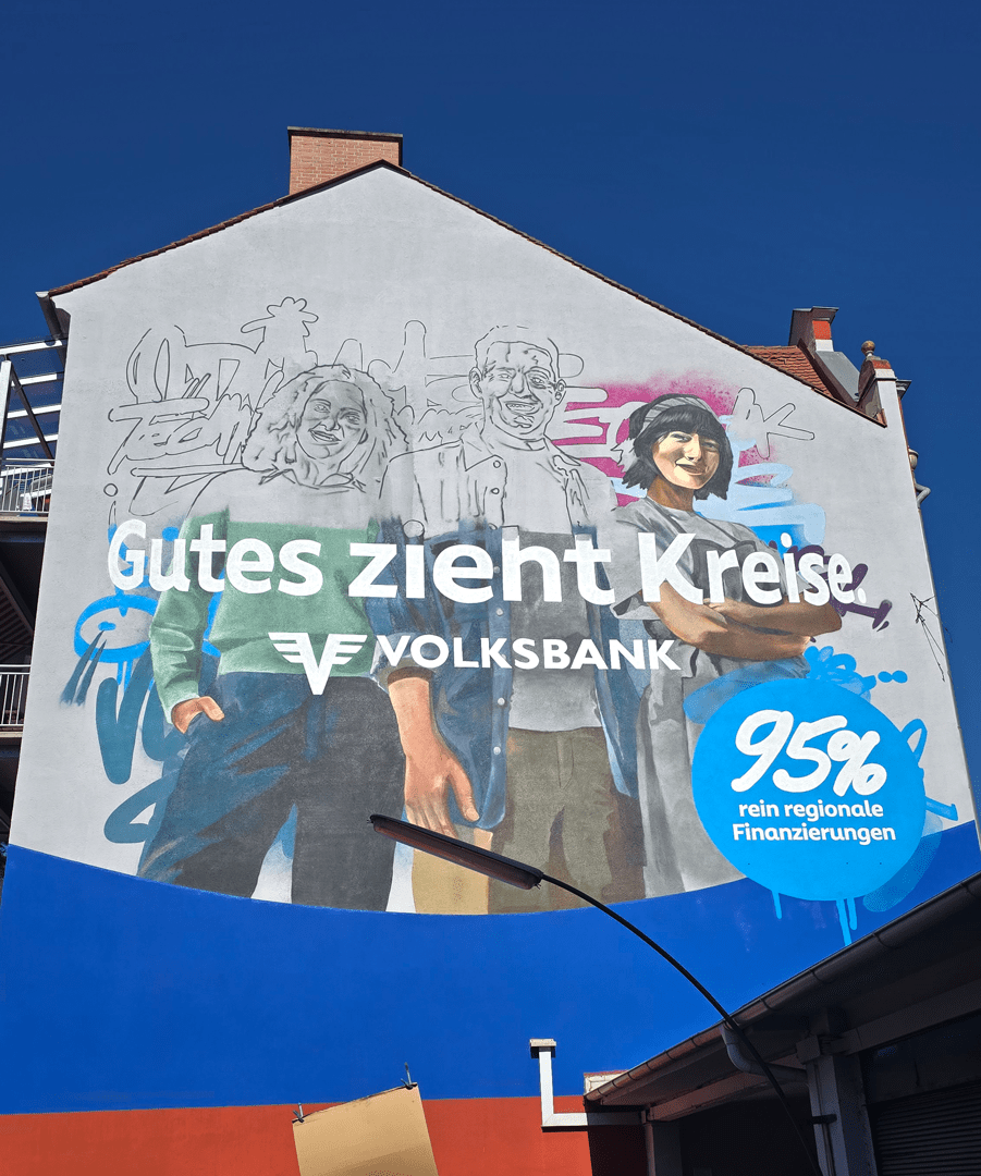 Detailansicht des Volksbank Murals mit handgemalten Charakteren und Graffiti-Elementen