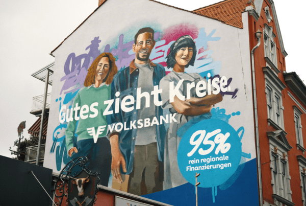 Graffiti-Wandgestaltung für die Volksbank mit handgemalten Charakteren und Street-Art-Elementen