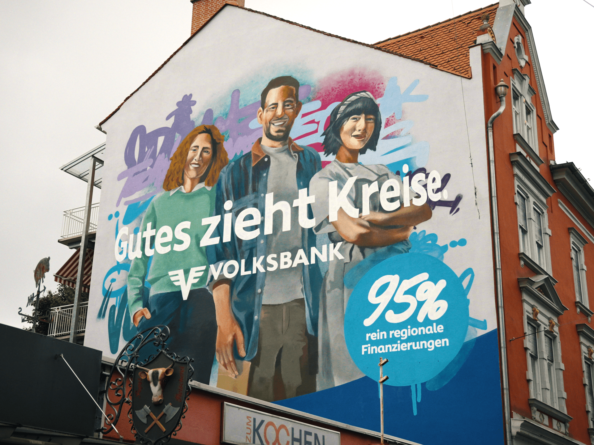 Graffiti-Wandgestaltung für die Volksbank mit handgemalten Charakteren und Street-Art-Elementen