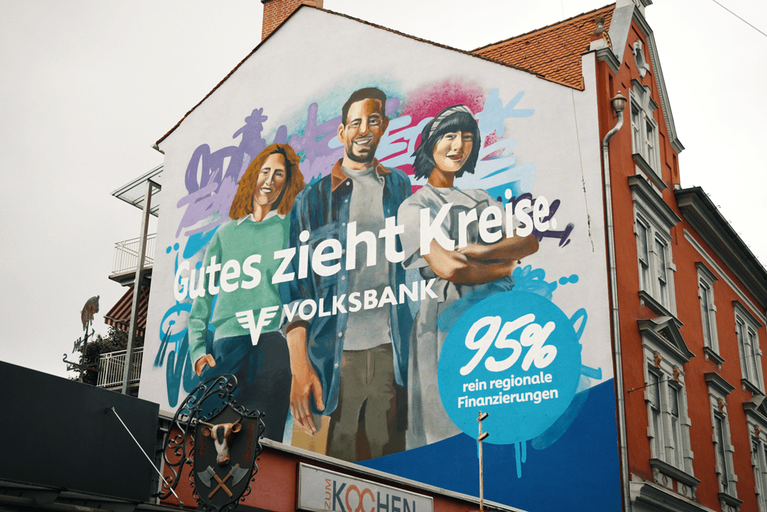 Graffiti-Wandgestaltung für die Volksbank mit handgemalten Charakteren und Street-Art-Elementen